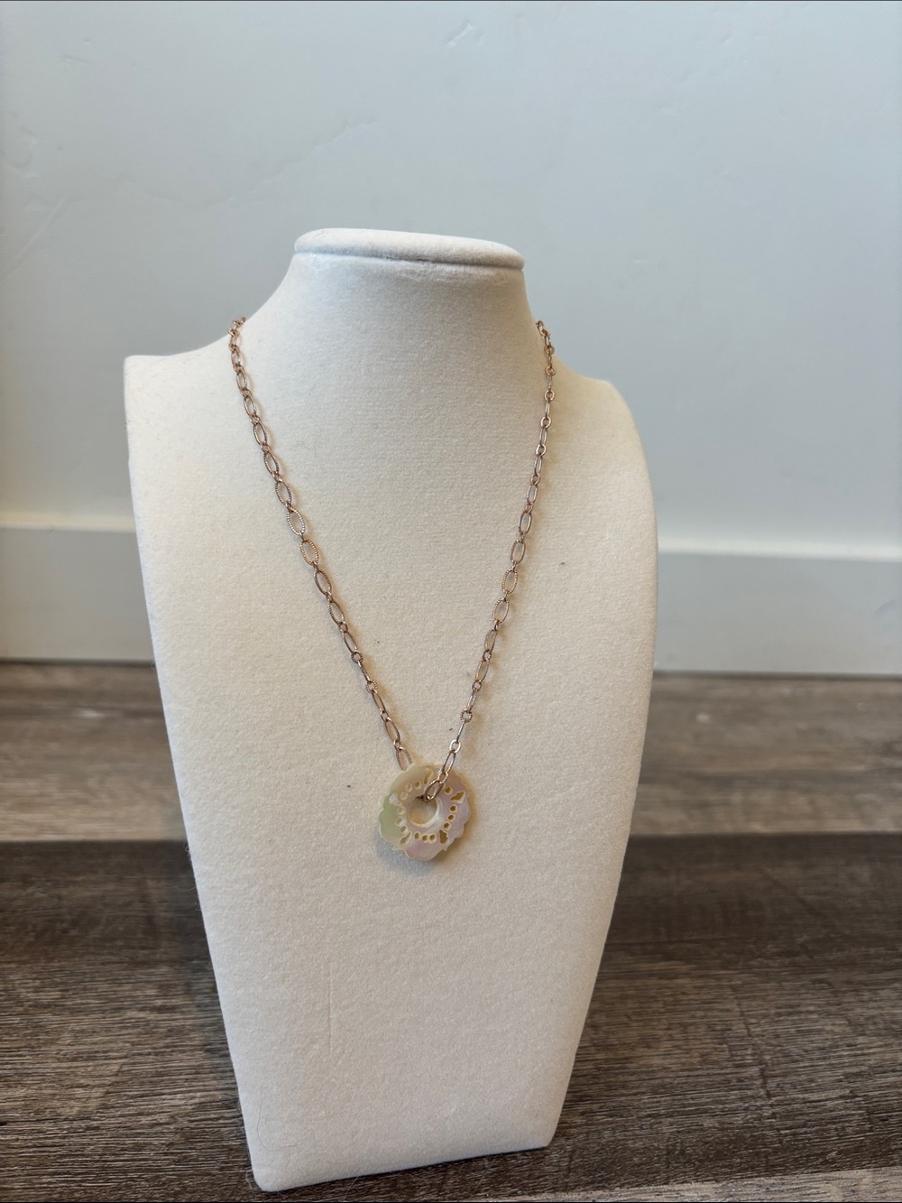 Mother-of-Pearl Elephant Gear Pendant Necklace in Rose Gold